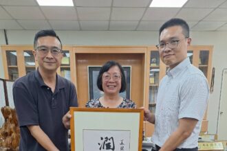 桃市龍興國中校長傅美琴明退休   書法篆刻大師吳大仁贈墨寶「潤物細無聲」