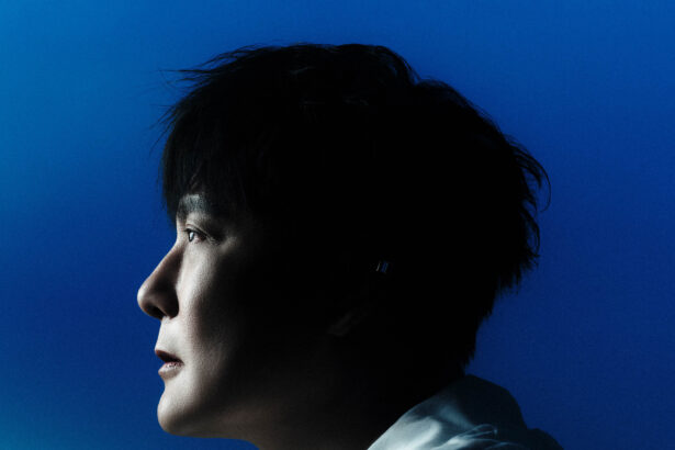 張信哲詩意搖滾刺破沉默 唱出現代群體冷漠背後的吶喊