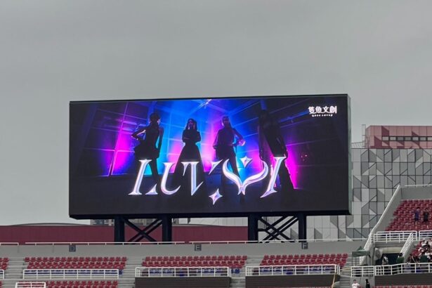 女團＋韓星＋啦啦隊甜心同框 女團LUVSSI 於球場巨型螢幕氣勢登場
