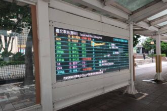 全國首創！北市127吋智慧站牌　公車動態一目了然