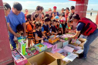 戲水不忘安全　大安濱海樂園防溺宣導民眾熱烈響應