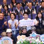 台中爸爸各懷絕技！　盧市長與400模範父親合照 「他」興建無數大廟