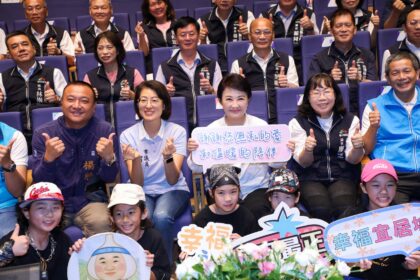 台中爸爸各懷絕技！　盧市長與400模範父親合照 「他」興建無數大廟