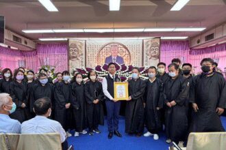 畢生深耕台中文史　盧市長頒贈褒揚狀追念陳炎正先生