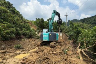 霧峰暗坑巷便道　市府水利局立即調度鋼軌樁進場加速搶通