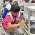 中市校園設備大升級！　教育局長視察可調式課桌椅配置情形