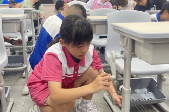 中市校園設備大升級！　教育局長視察可調式課桌椅配置情形