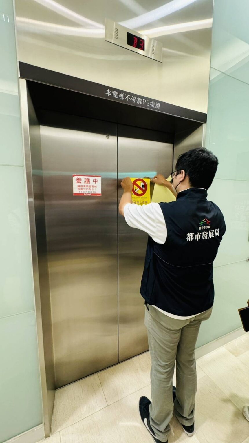 民眾日前受困百貨電梯　中市都發局將全面檢驗該百貨電梯 呼籲建築物所有權人加強電梯保養與安全檢查