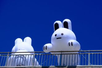 新月橋限定「兔兔Q」萌萌登場　雲朵裝置點亮新北河濱