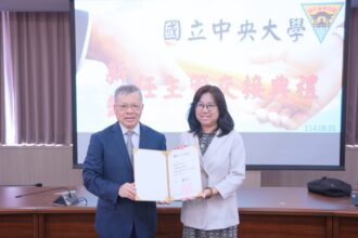 中央大學10位新卸任主管交接   劉倩伶接任中大壢中校長