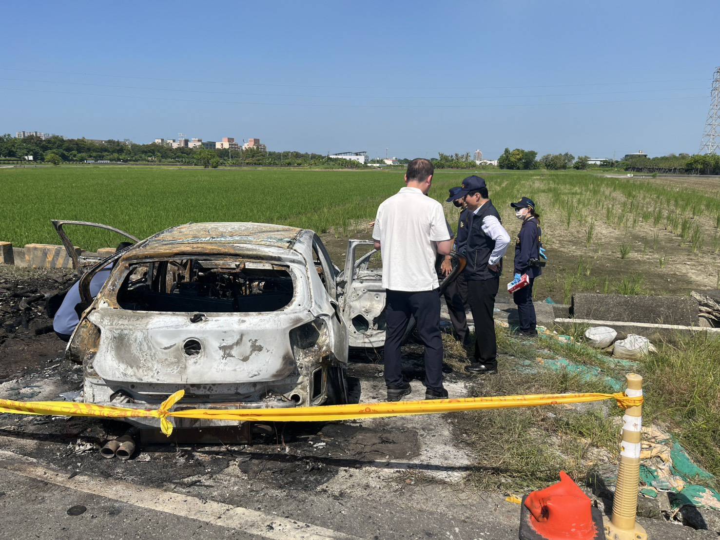 警方在橋頭地區發現遭棄置焚毀之犯嫌車輛,並在車輛殘骸中起出作案手槍2枝。民眾提供