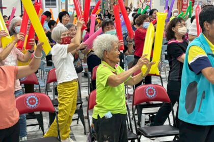牛轉筋開．幸福傳愛　這裡共好協會培力婦女「牛角小試」 為鶯歌永昌社區長輩按摩舒壓