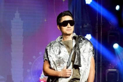 蔣萬安變身未來戰士　銀色解構裝搭藍色金屬鞋驚艷時尚大賞