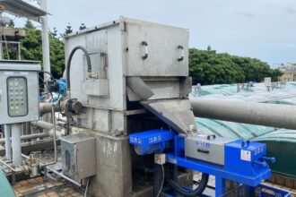 八里污水廠出新招減碳省公帑　壓榨浮渣減量六成
