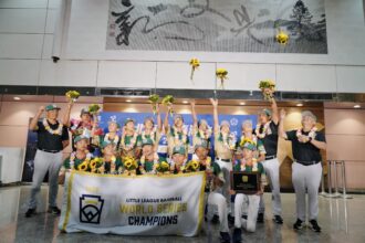 東園少棒小將抱回世界冠軍　林奕華率隊迎接　機場湧喝采掌聲