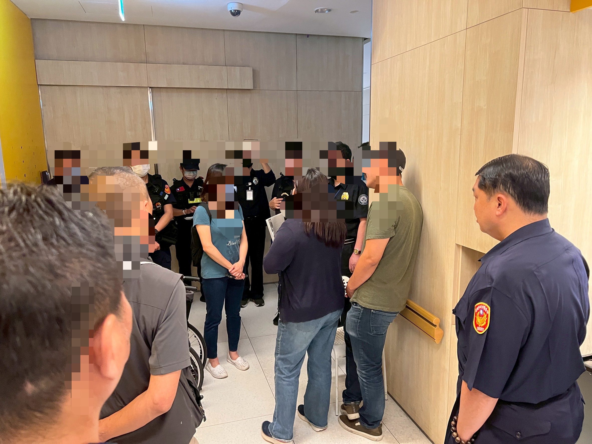 黑衣人衝入醫院，警方到場處置。翻攝畫面