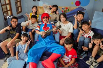 黃明志兒歌暗黑化 蟑螂亂飛 小朋友集體落淚