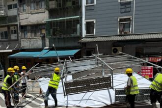 颱風強風吹倒違規看板 基隆市府急排險開罰