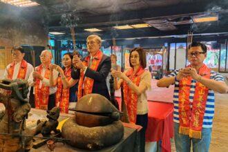 慕名七星燈神威　謝玲玲參拜陽明山姜太公道場