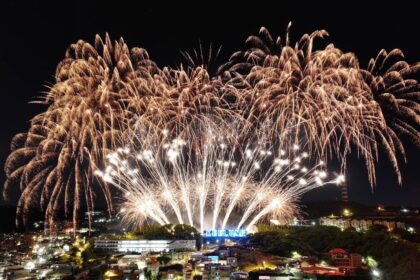 共同見證浪漫時刻　無人機與煙火合奏寫下「雨港」城市告白
