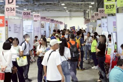 徵才博覽會搶破頭！花博湧5千人　寫履歷區一位難求