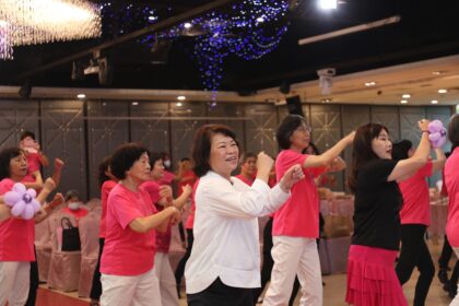 黃敏惠倡健康最大財富　現身排舞協會成果展　與會員活力共舞