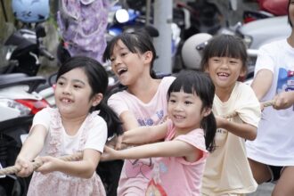 抓緊暑假的尾巴！「我不要開學！」快閃遊戲列車開到奇浩部落與原住民同樂