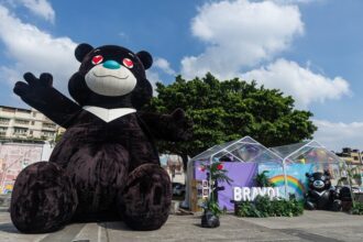 七夕限定！熊讚變身「愛心眼」 6公尺氣偶大稻埕亮相