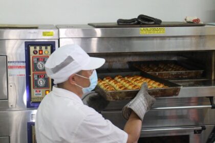 因應中秋節來臨加班趕製月餅　中市勞工局提醒雇主仍應注意勞動權益