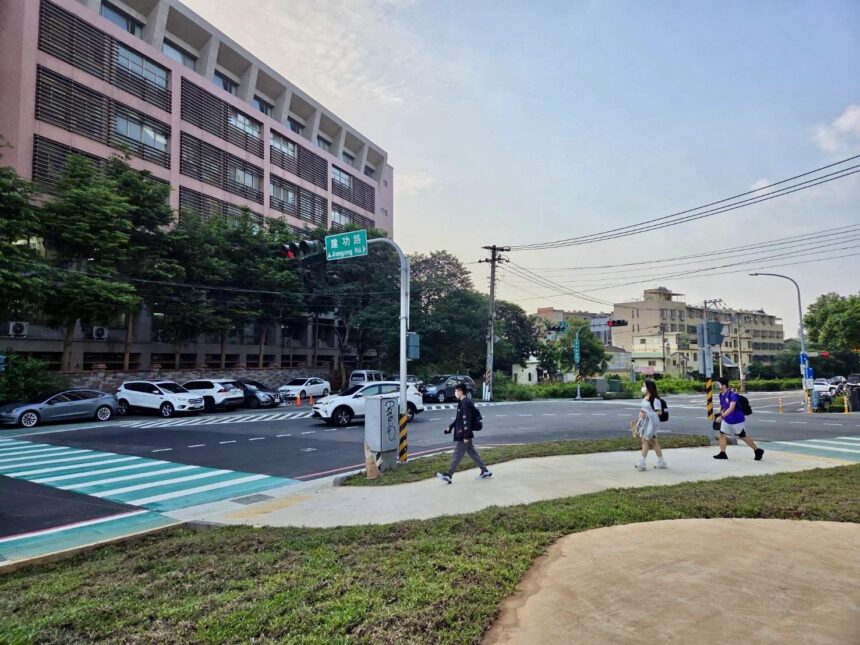 嶺東科大感謝市府貼心規劃！ 　「綠36用地」綠美化完工守護師生通行安全