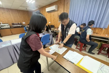 挺進花蓮馳援　中市建設局重機具投入泥濘災區