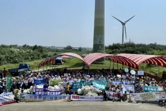 近千人響應淨灘　中市環保局推動「煙蒂不落地 減塑好生活」
