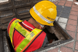 中市環保局清潔員伸援手　助巿民從水溝撿回手機