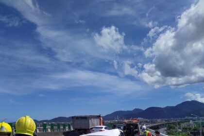 8旬翁駕車國5故障占用外車道遭聯結車追撞車尾全爛　老夫妻受傷