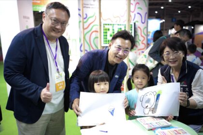 首屆兒少國際書展閉幕倒數！台中文學貢獻獎得主甘耀明驚喜現身　鄭副市長化身書迷購書