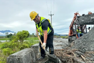 基隆馳援花蓮　12車隊22人日夜奮戰　搶通1公里以上道路