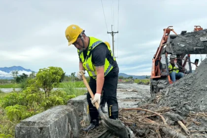 基隆馳援花蓮　12車隊22人日夜奮戰　搶通1公里以上道路