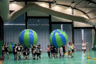 氣球一起扛、毛毛蟲一起騎！陸上家庭迷你馬拉松嗨翻海大體育館