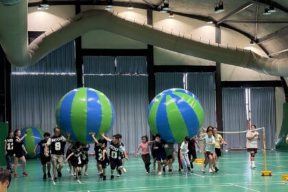 氣球一起扛、毛毛蟲一起騎！陸上家庭迷你馬拉松嗨翻海大體育館