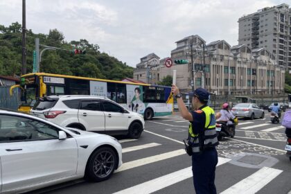 學童上學趣！北投警暖心護童宣導交通安全及識詐觀念
