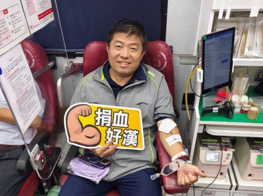 內湖警捲起袖子捐熱血　交安宣導更入心