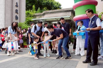 蔣萬安親迎學童開學　「鮮奶週報」升級2.0全年無休