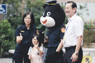 警察熊寶陪你開學！擊掌送暖安全守護不缺席