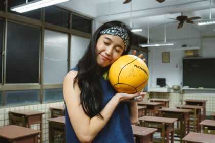 陳庭妮回東勢尋根 重返求學地分享黑暗青春與成長體悟