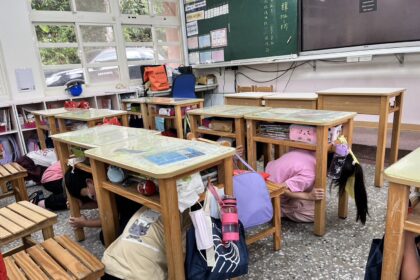 模震6強！基隆小學演練逼真　雙語疏散、封鎖熱區