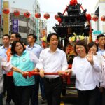 九大城隍廟齊聚嘉義　總統、市長親扶神轎祈安　萬人隨行夜巡遶境