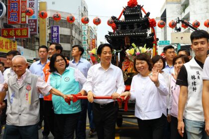 九大城隍廟齊聚嘉義　總統、市長親扶神轎祈安　萬人隨行夜巡遶境