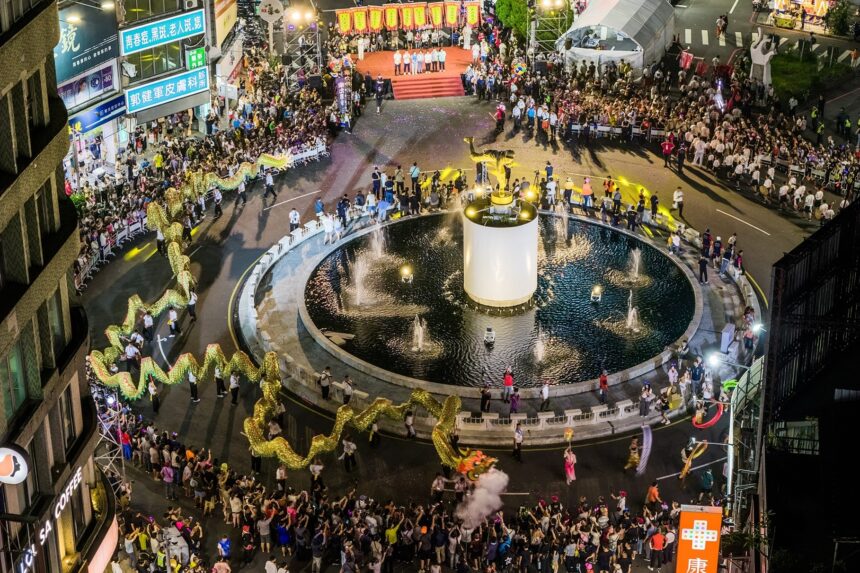百人巨龍九子陣現身！嘉義城隍夜巡　噴水圓環晚間高潮迭起