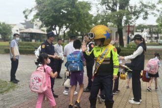 開學首日萌守護！嘉市警推「嘉華三朵花」宣導小卡　交安觀念帶著走