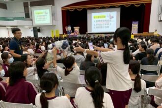 「警察大白熊」現身嘉女　創意識詐宣導掀熱潮